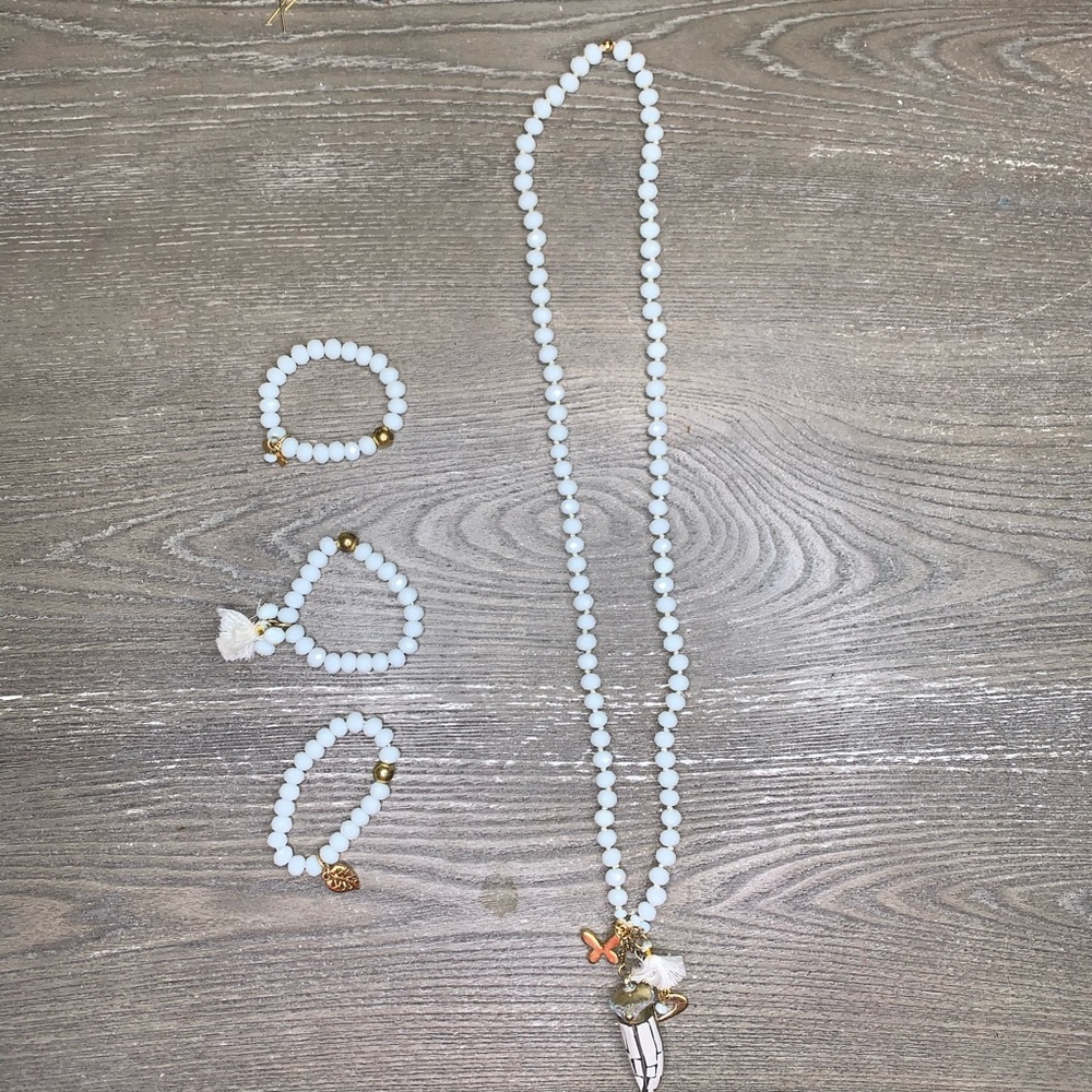 White necklace and bracelet set